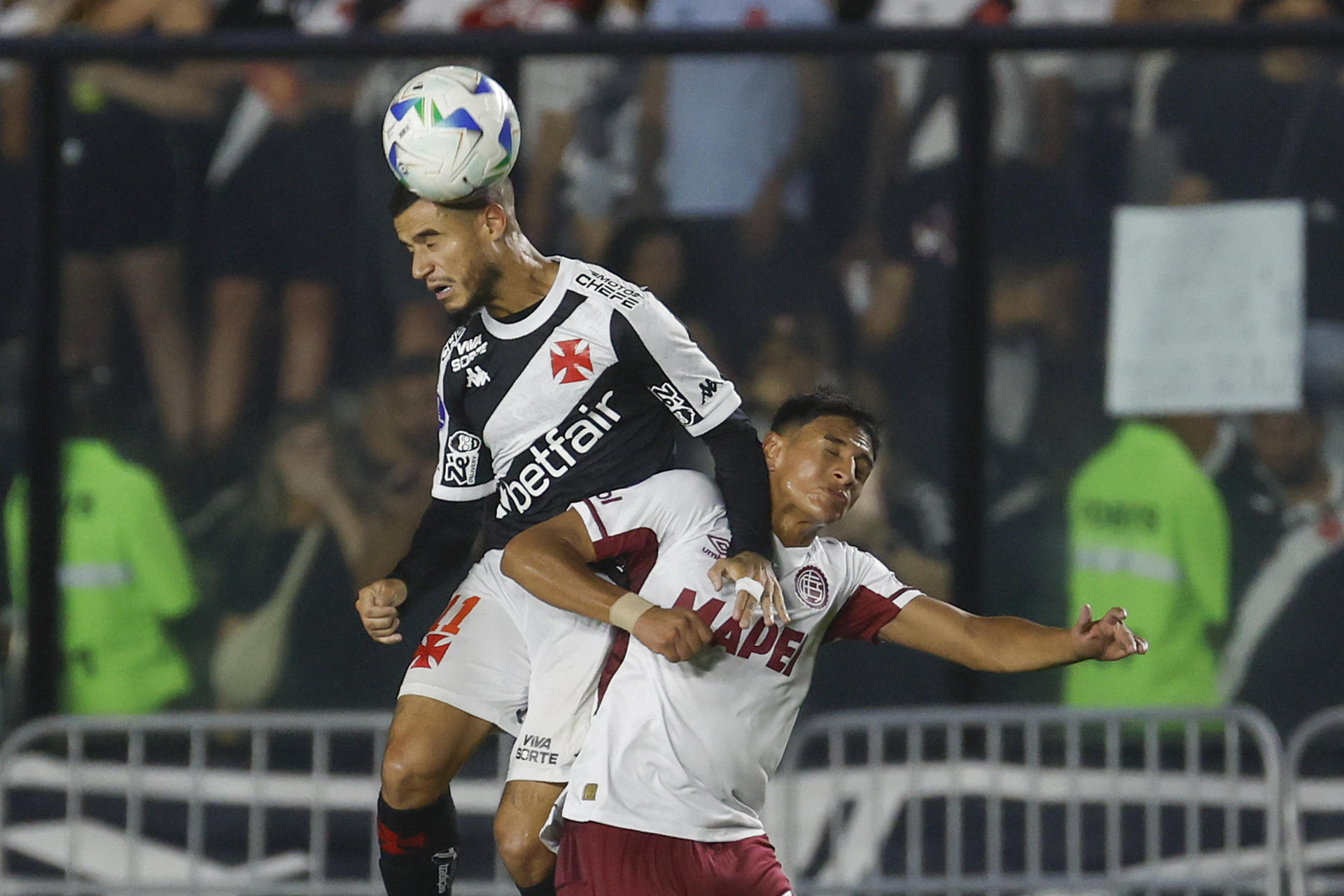 Coutinho Moreira (i) de Vasco da Gama disputa el balón con Diego Medina de Lanús en un partido de la fase de grupos de la Copa Sudamericana. EFE/ Antonio Lacerda