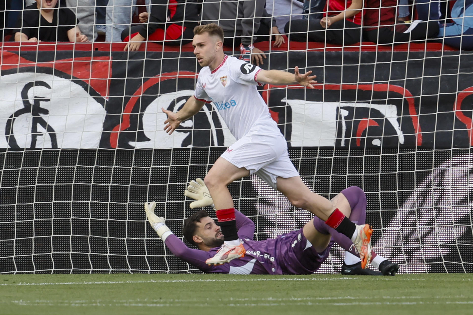 El centrocampista del Sevilla Gerard Fernández Peque celebra su gol durante el partido de la jornada 32 de LaLiga en el estadio Sánchez-Pizjuán, en Sevilla. EFE/José Manuel Vidal