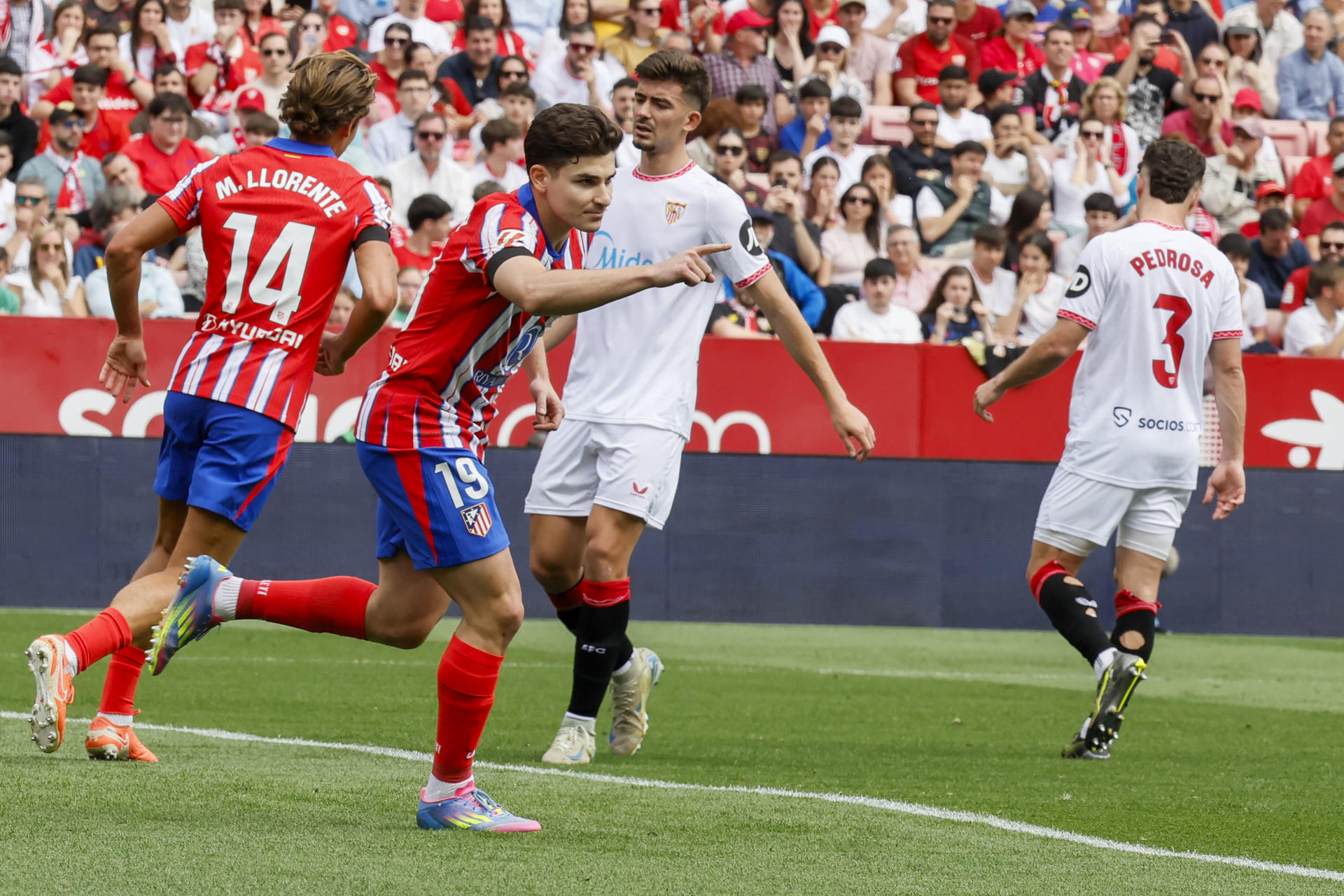 El delantero argentino del Atlético de Madrid Julián Álvarez (c) celebra el primer gol de su equipo durante el partido de LaLiga entre el Sevilla y el Atlético de Madrid, este domingo en el estadio Sánchez Pizjuán. EFE/ José Manuel Vidal