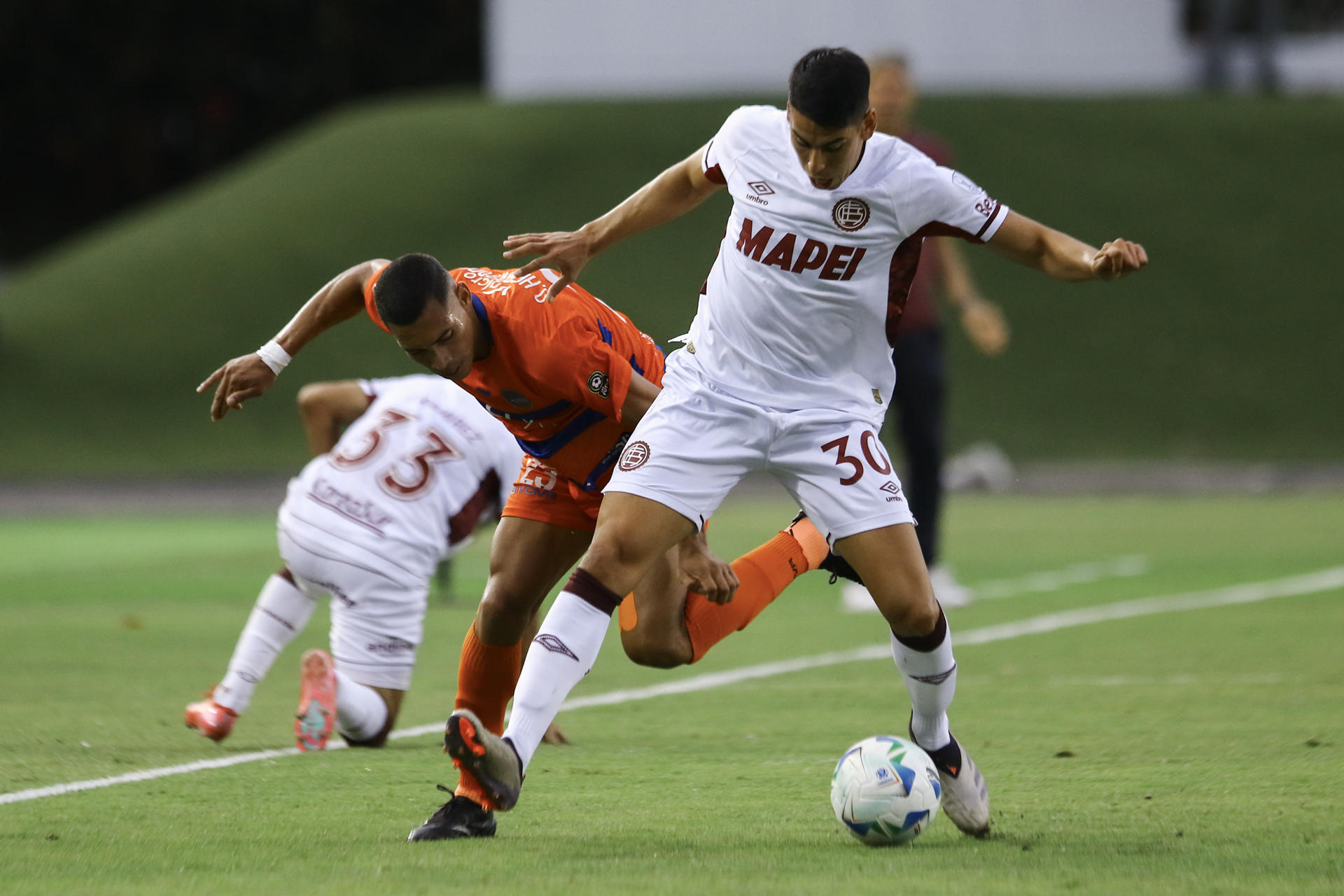 Oscar Hernandez (i) de Puerto Cabello disputa un balón con Agustin Cardozo de Lanús en un partido de la fase de grupos de la Copa Sudamericana. EFE/ Juan Carlos Hernández