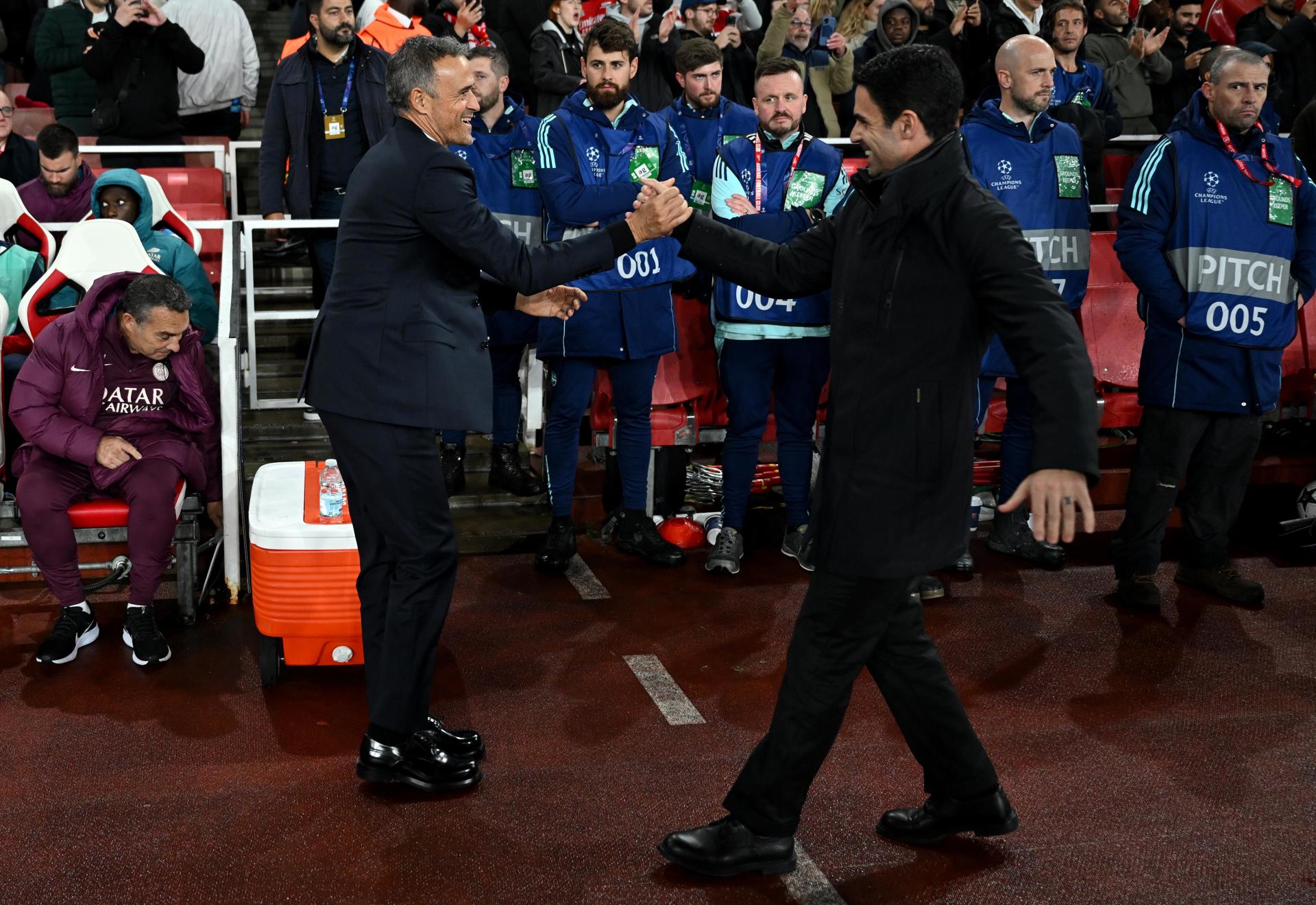 Los entrenadores del Arsenal Mikel Art,eta, (dch), y del PSG, Luis Enrique, se saludan durante un partido de Liga de Campeones.EFE/DANIEL HAMBURY