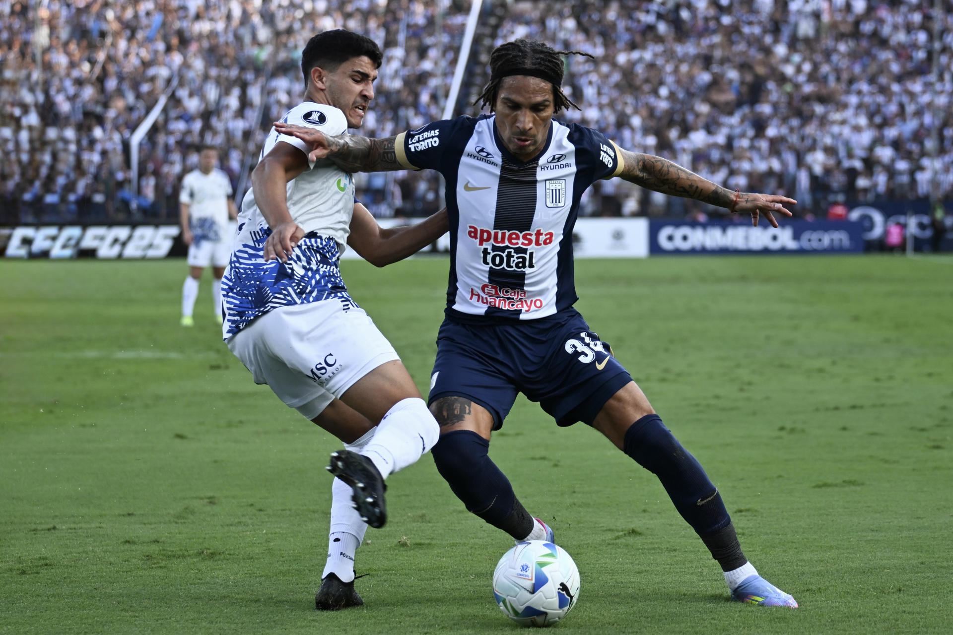 El peruano Paolo Guerrero cumple 42 años y renueva su contrato con Alianza Lima
