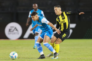 Leonardo Fernández (d) de Peñarol disputa un balón con Juan Carlos Montenegro de San Antonio en un partido de la fase de grupos de la Copa Libertadores. EFE/ Gastón Britos
