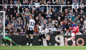 alt Newcastle con la figura del brasileño Guimarães, hunde a Mourinho