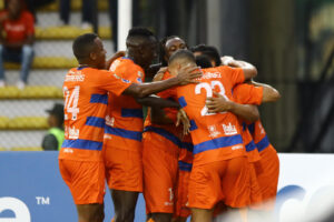 Jugadores de Puerto Cabello celebran un gol este jueves, en un partido de la fase de grupos de la Copa Sudamericana. EFE/ Juan Carlos Hernández
