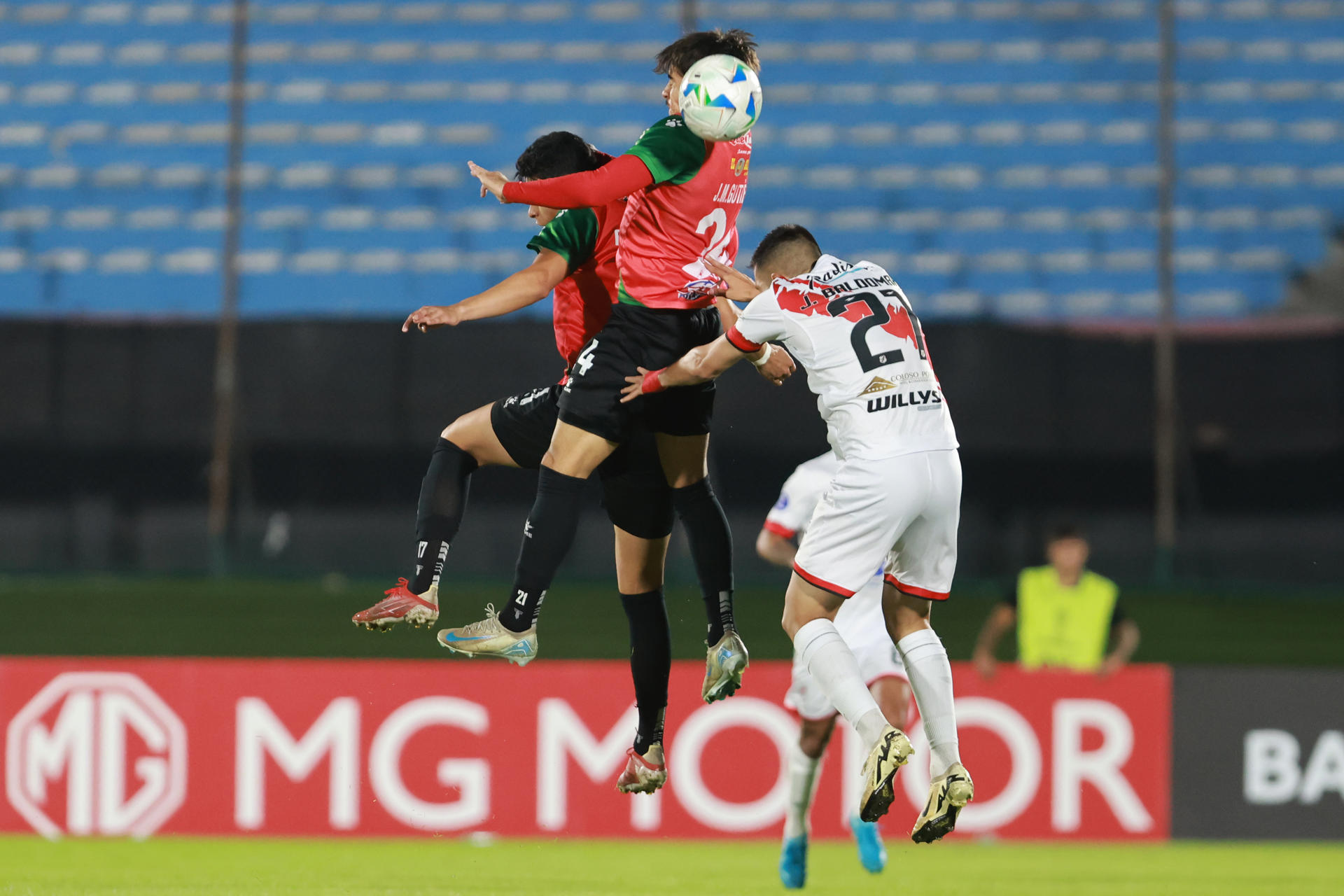 Juan Gutiérrez (c) de Bostón River cabecea un balón en un partido de la fase de grupos de la Copa Sudamericana. EFE/ Gastón Britos