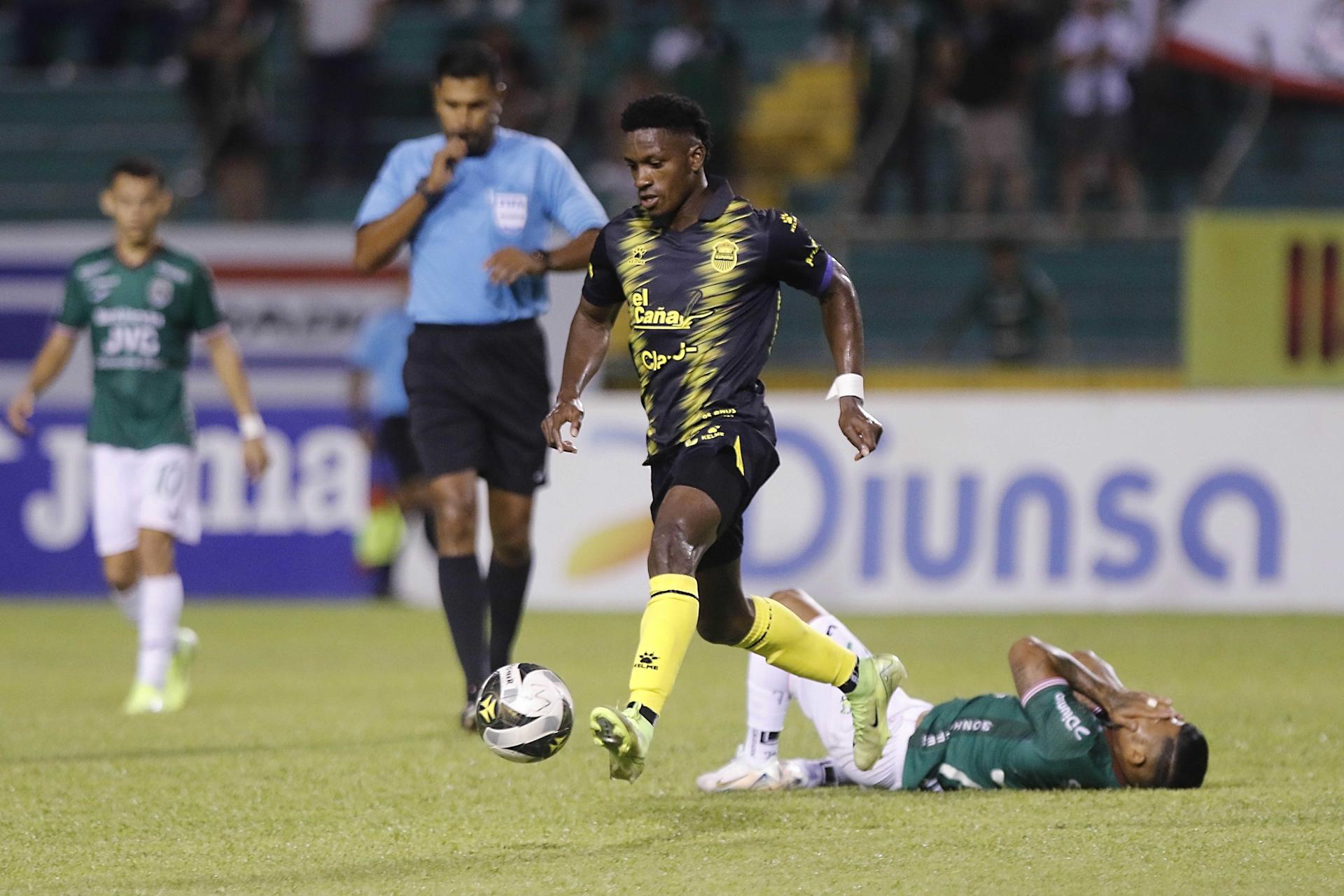 Franklin Flores, del Real España, avanza con el balón durante el partido que su equipo perdió este domingo ante Real España en el estadio Olímpico de San Pedro Sula. EFE/Jose Valle 