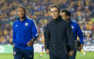 Vicente Sánchez (d), entrenador de Cruz Azul, dirige en un partido de la semifinal de ida de la Concacaf Champions Cup entre Tigres y Cruz Azul, en el estadio Universitario de Monterrey (México). Imagen de archivo. EFE/ Miguel Sierra