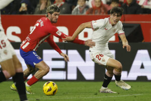El delantero del Sevilla, Juan Luis Sánchez "Juanlu", del Sevilla, y el centrocampista del Atlético de Madrid, Rodrigo De Pauen el estadio Sánchez Pizjuán, en Sevilla en foto de archivo de Julio Muñoz.EFE