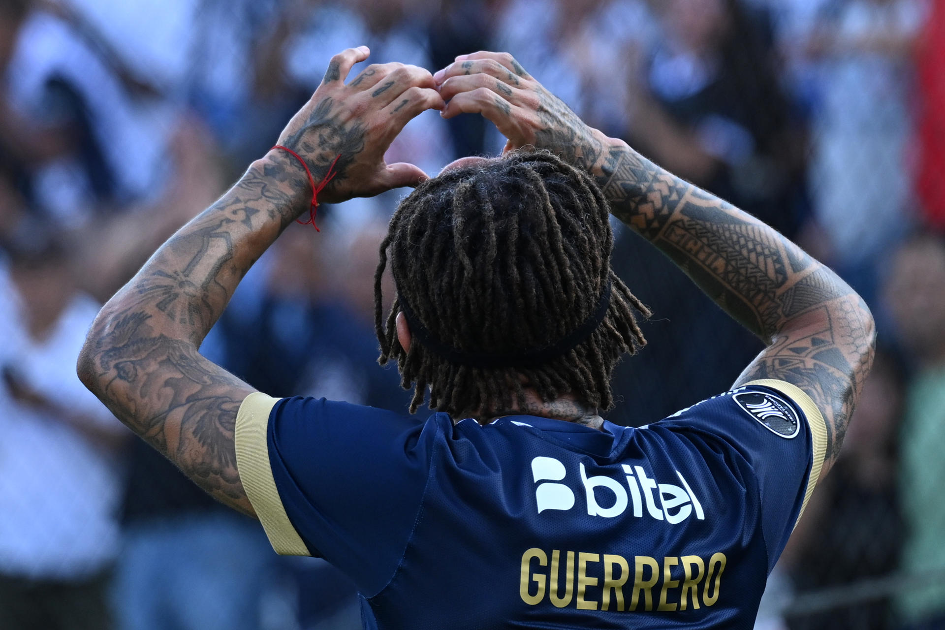 Doblete del peruano Guerrero y un gol del argentino Barcos meten en la pelea a Alianza Lima