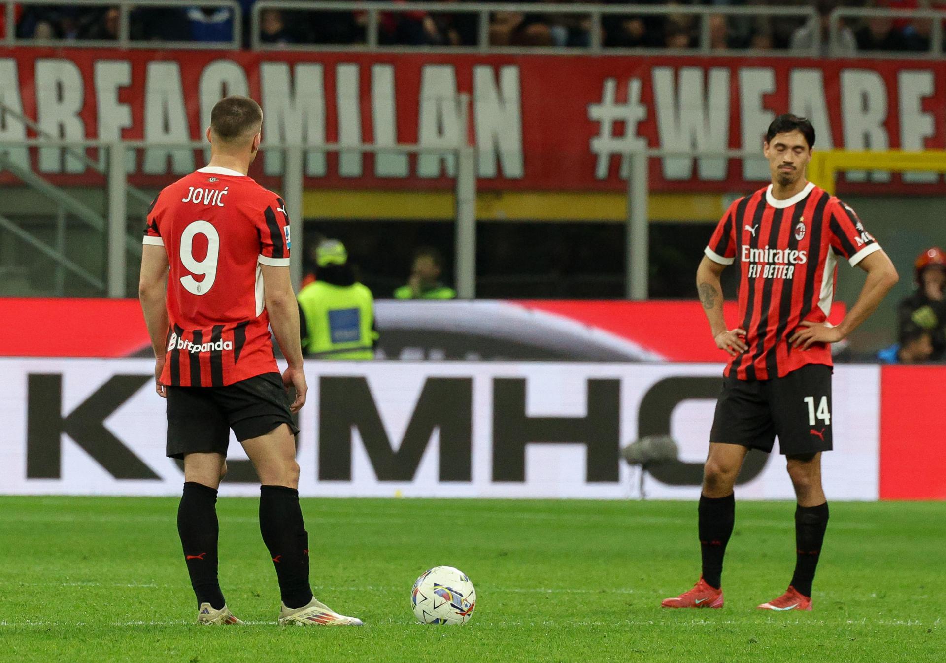 El delantero Luka Jovic y el centrocampista Tijjani Rejjnders, ambos del AC Milan, durante el último partido de la Serie A contra el Atalanta. EFE/EPA/Roberto Bregani