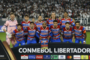 Jugadores de Fortaleza se forman en un partido de la fase de grupos de la Copa Libertadores entre Colo Colo y Fortaleza. EFE/ Osvaldo Villarroel