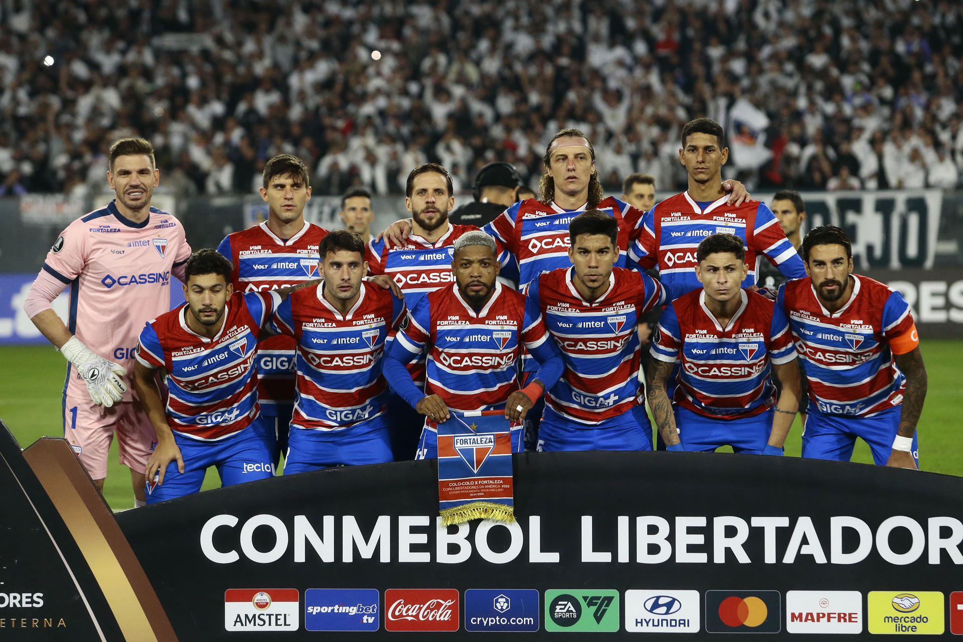 Jugadores de Fortaleza se forman en un partido de la fase de grupos de la Copa Libertadores entre Colo Colo y Fortaleza. EFE/ Osvaldo Villarroel