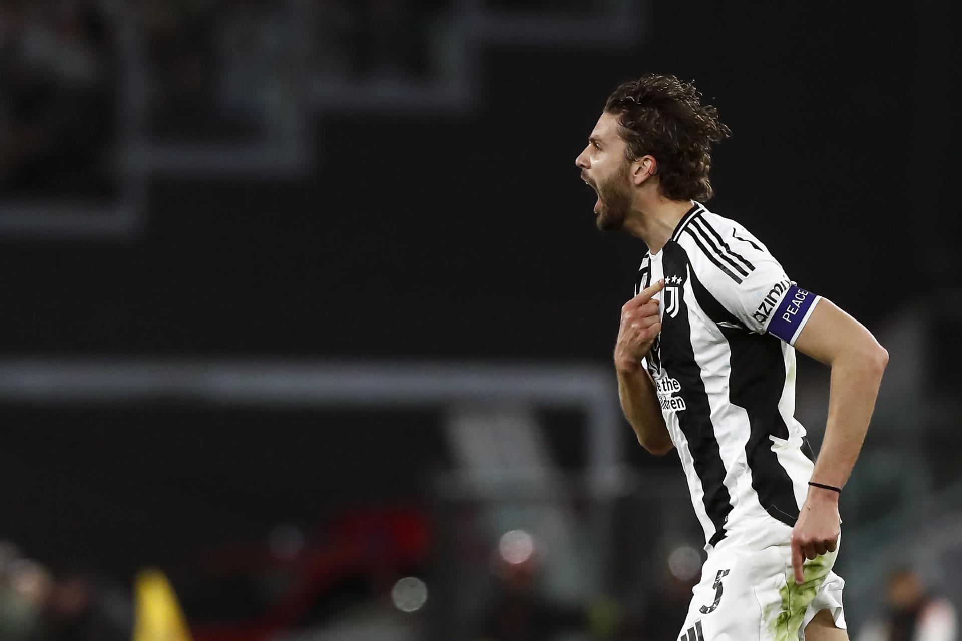 El jugador del Juventus Manuel Locatelli celebra el 0-1 durante el partido de la Serie A que han jugado AS Roma y Juventus FC en el Olímpico de Roma Italia.EFE/EPA/ANGELO CARCONI