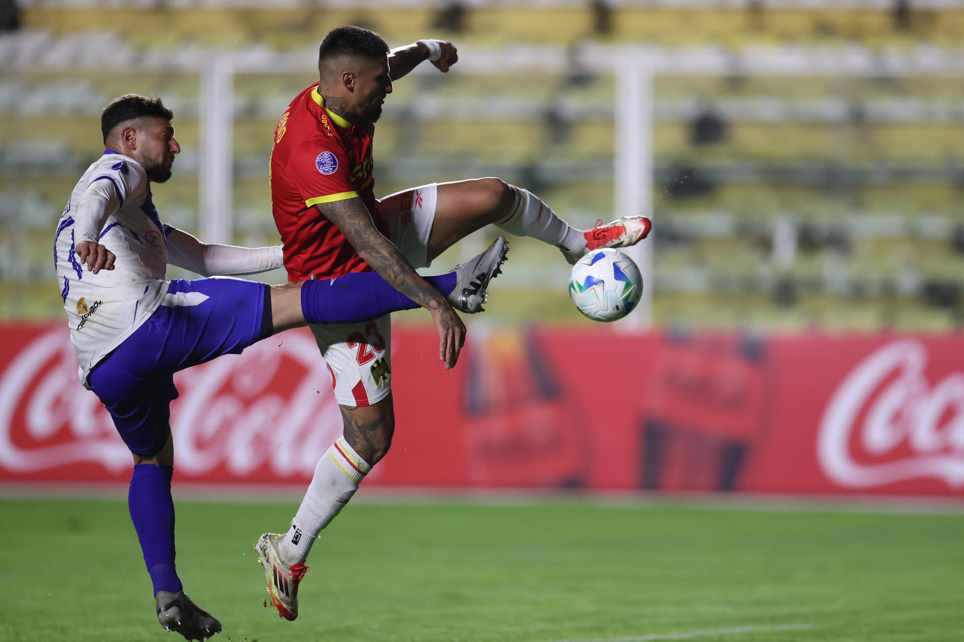 Ezequiel Michelli (i) de San José disputa un balón con Ignacio Jeraldino de Unión en un partido de la fase de grupos de la Copa Sudamericana. EFE/ Luis Gandarillas