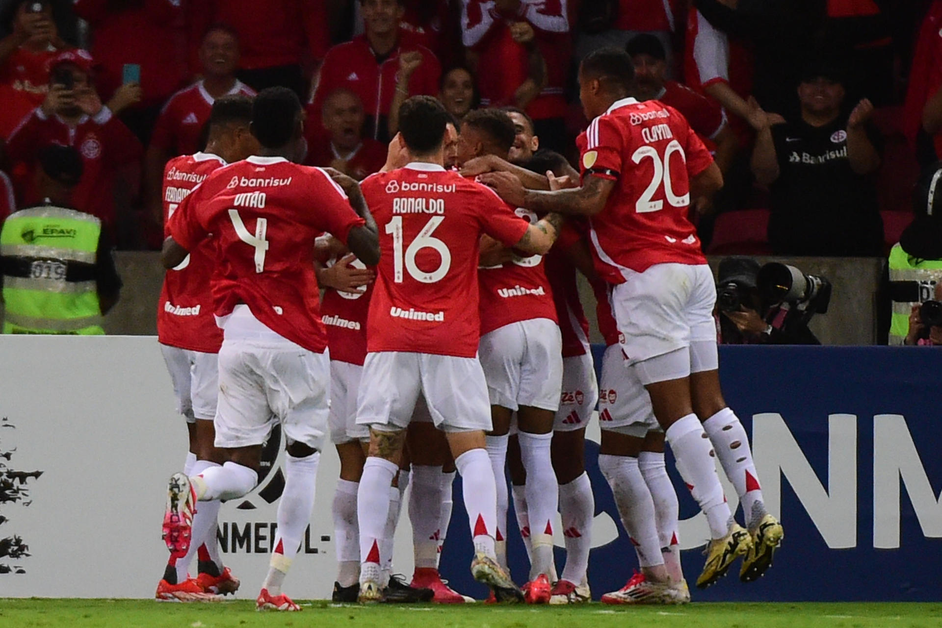 AMDEP5283. PORTO ALEGRE (BRASIL), 10/04/2025.- Jugadores de Internacional celebran un gol este jueves, en un partido de la fase de grupos de la Copa Libertadores entre Internacional y Atlético Nacional en el estadio Beira Rio, en Porto Alegre (Brasil). EFE/ Ricardo Rimoli