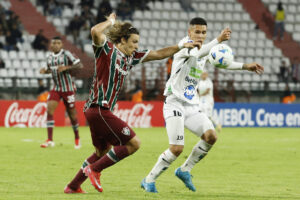 Mateo García (d) de Once Caldas disputa el balón con Agustín Canobbio de Fluminense en un partido de la fase de grupos de la Copa Sudamericana. EFE/ Mauricio Dueñas Castañeda