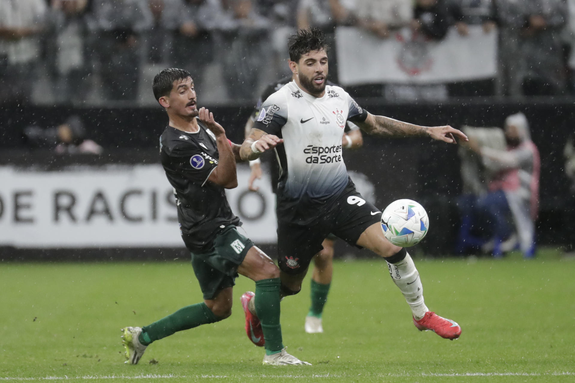 Yuri Monteiro (d) de Corinthians disputa el balón con Lucas Guzman de Racing en un partido de la fase de grupos de la Copa Sudamericana. EFE/ Sebastiao Moreira