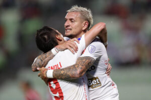 Carlos Garcés (d) y Juan Romagnoli de Cienciano celebran un gol en un partido de la fase de grupos de la Copa Sudamericana. EFE/ Ronald Peña