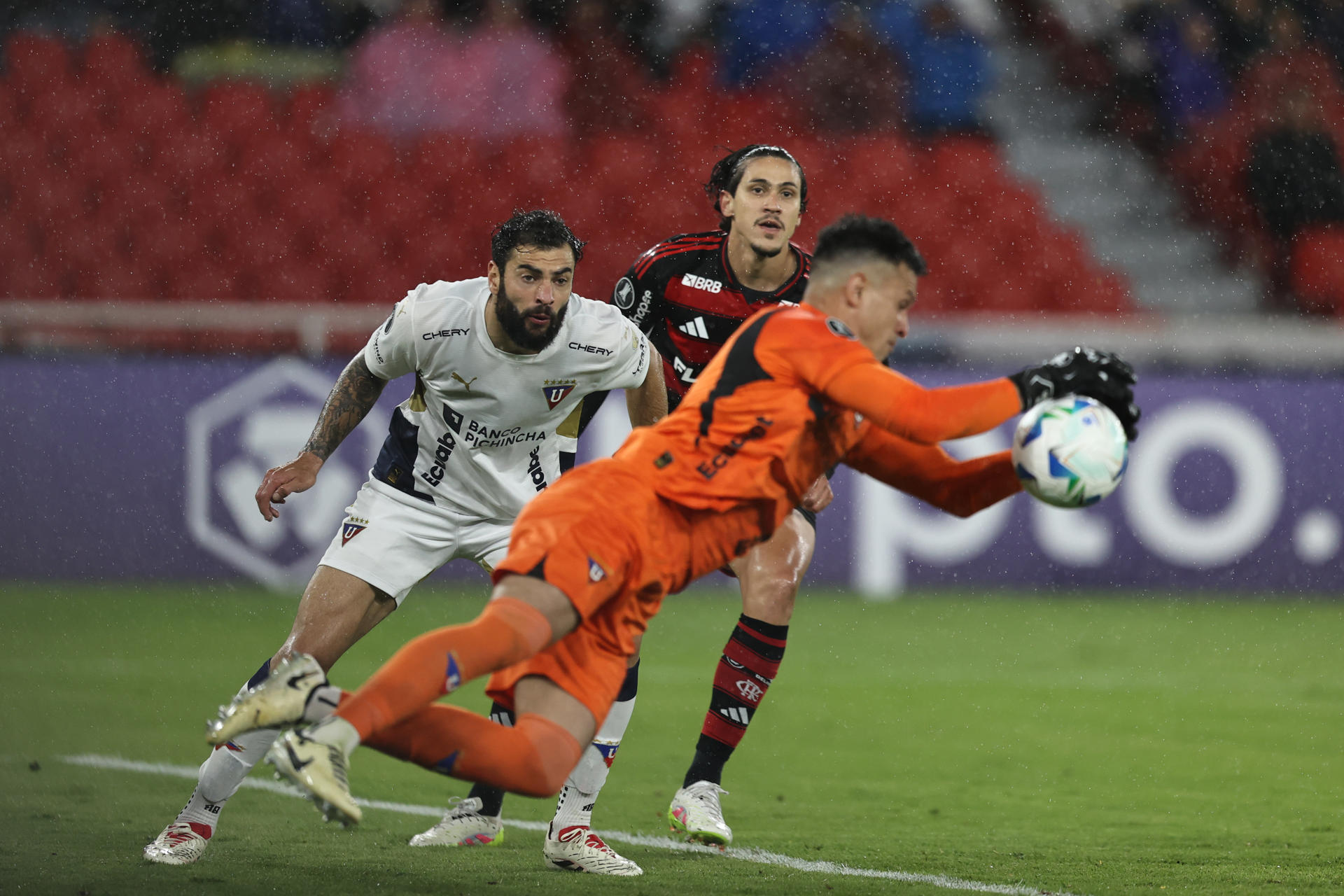 Gonzalo Valle (adelante) de L.D.U. Quito ataja un balón en un partido de la fase de grupos de la Copa Libertadores. EFE/ José Jácome 