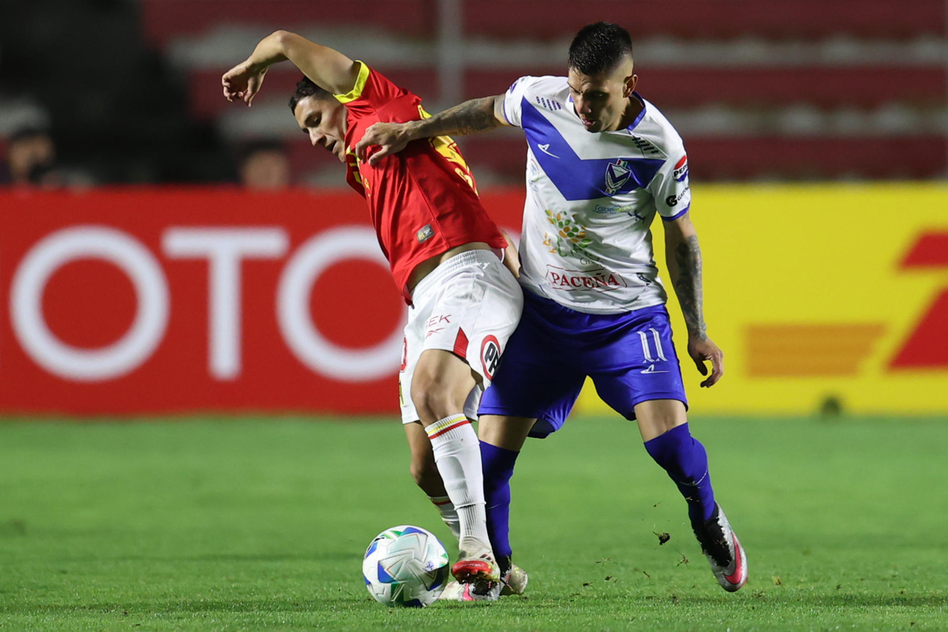 Joel López Pissano (i) de San José disputa un balón con Matías Marín de Unión en un partido de la fase de grupos de la Copa Sudamericana. EFE/ Luis Gandarillas