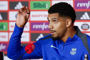 alt El uruguayo Ronald Araujo viaja a Tierra Santa para recuperarse emocionalmente