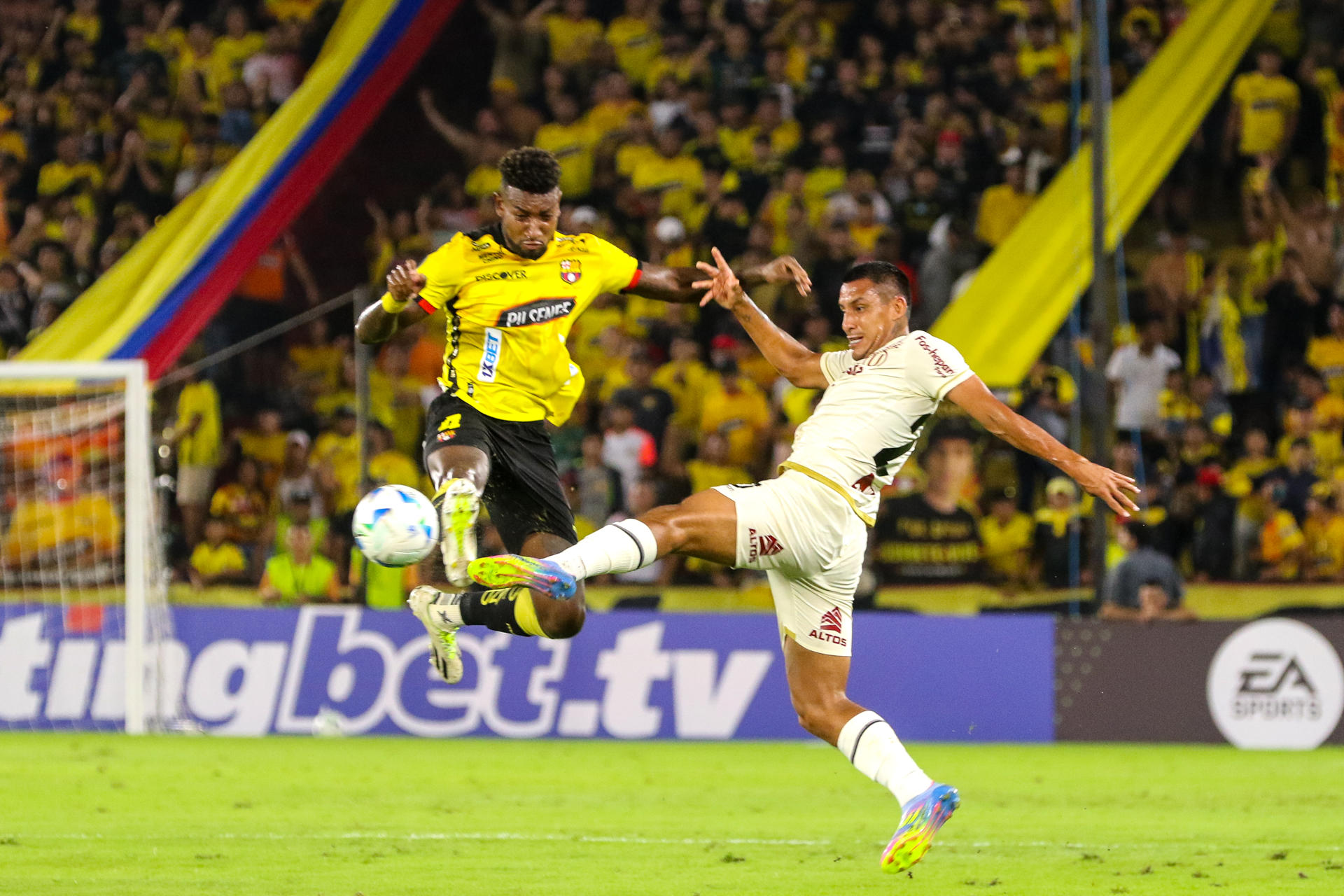Exon Vallecilla (i) de Barcelona disputa un balón con Alex Valera (d) de Universitario en un partido de la fase de grupos de la Copa Libertadores. EFE/ Jonathan Miranda 