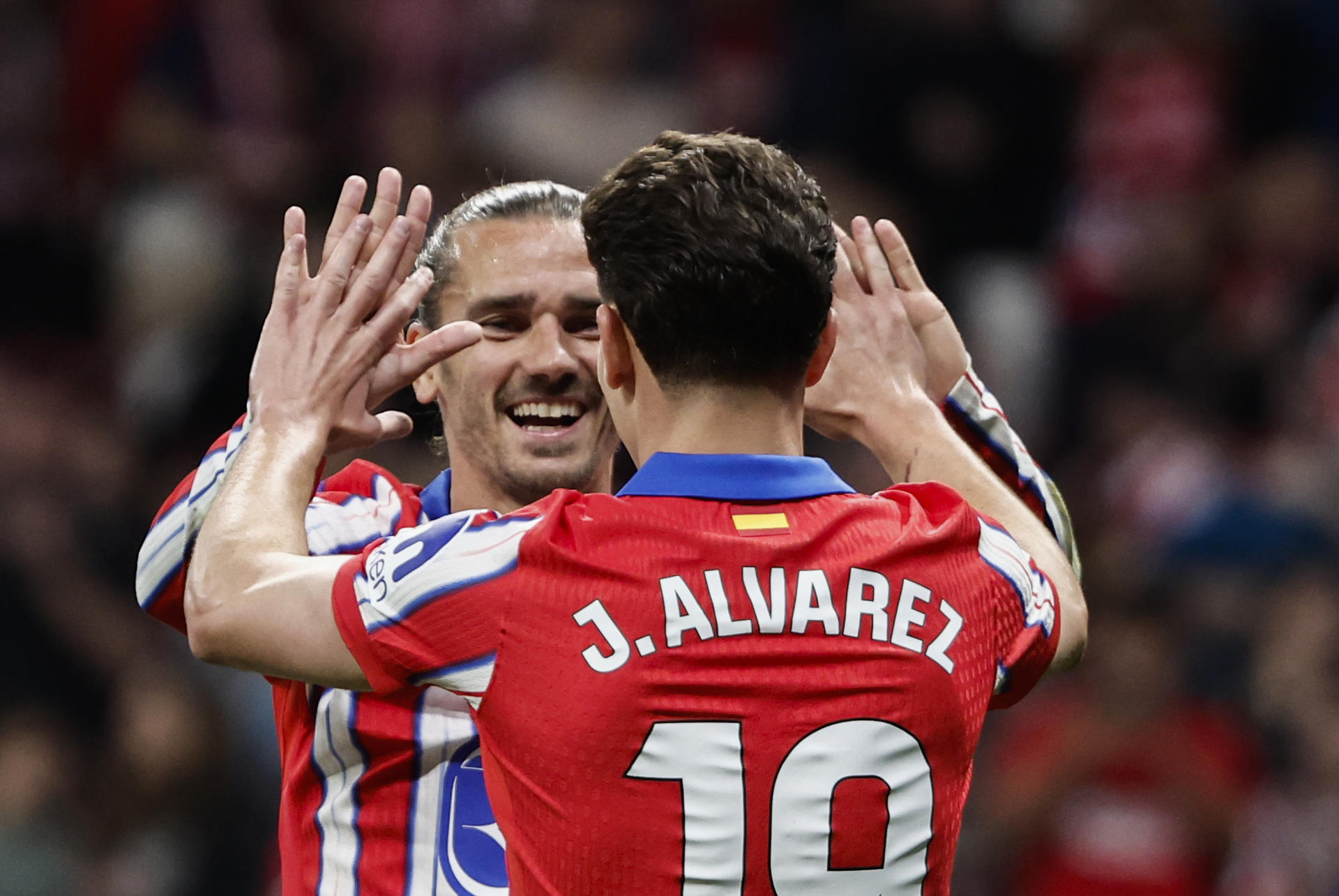 El Atlético con tanto del argentino Álvarez, golea y no se baja del titulo