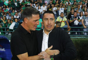 Imagen de archivo del entrenador de Pumas, Efraín Juárez (D). EFE/ Luis Ramírez