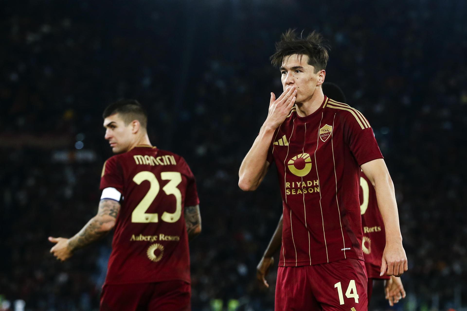 El jugador del Roma Eldor Shomurodov jcelebra con sus compañeros el 1-1 durante el partido de la Serie A que han jugado AS Roma y Juventus FC en el Olímpico de Roma Italia. EFE/EPA/ANGELO CARCONI