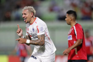 Carlos Garcés de Cienciano celebra un gol este martes, en un partido de la fase de grupos de la Copa Sudamericana . EFE/ Ronald Peña