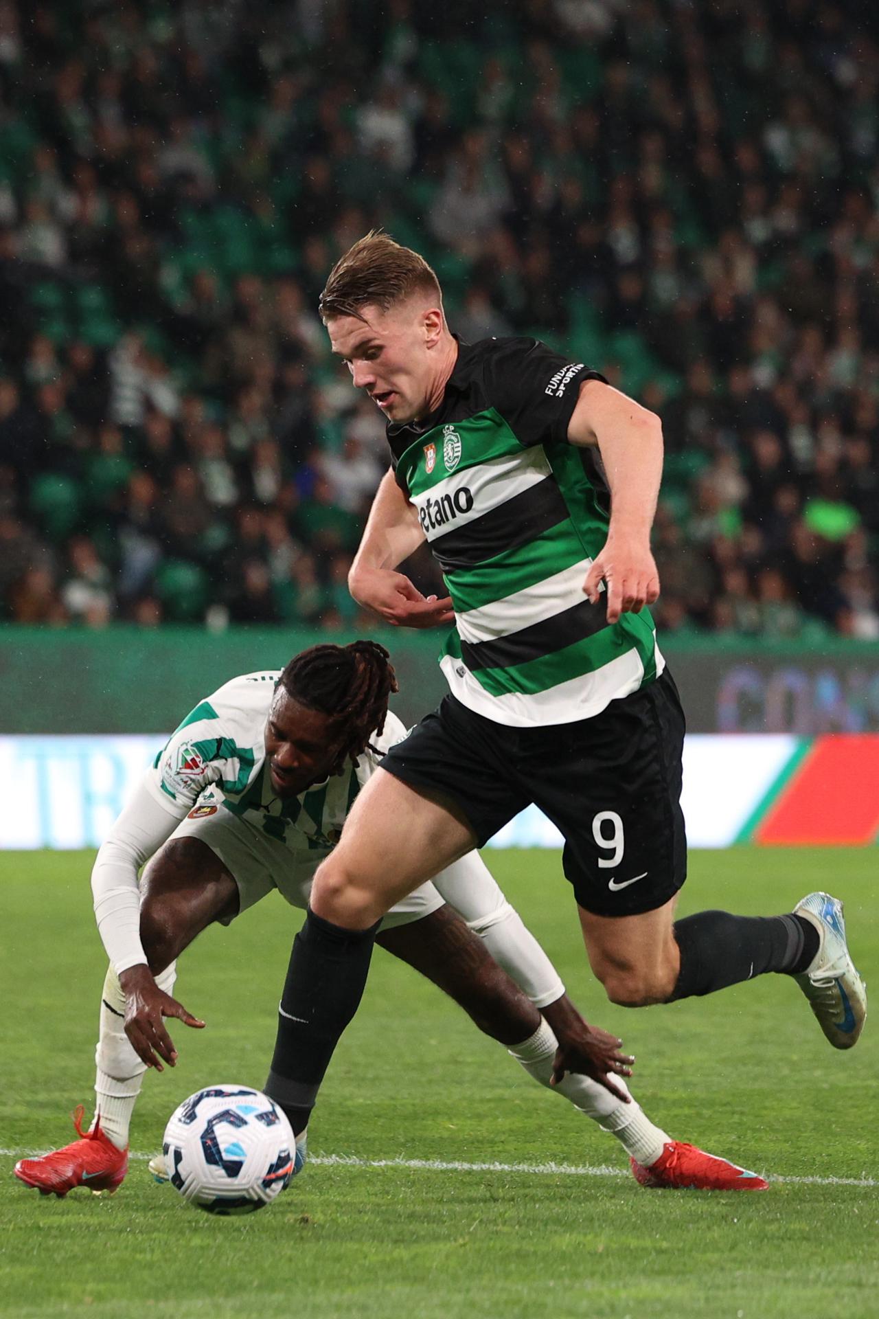 Gyokeres regatea a Vitor Gomes. EFE/EPA/TIAGOÂ PETINGA