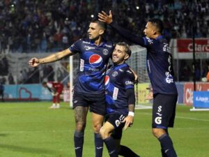 alt Motagua golea con triplete del argentino Auzmendi y acaricia las semifinales en Honduras