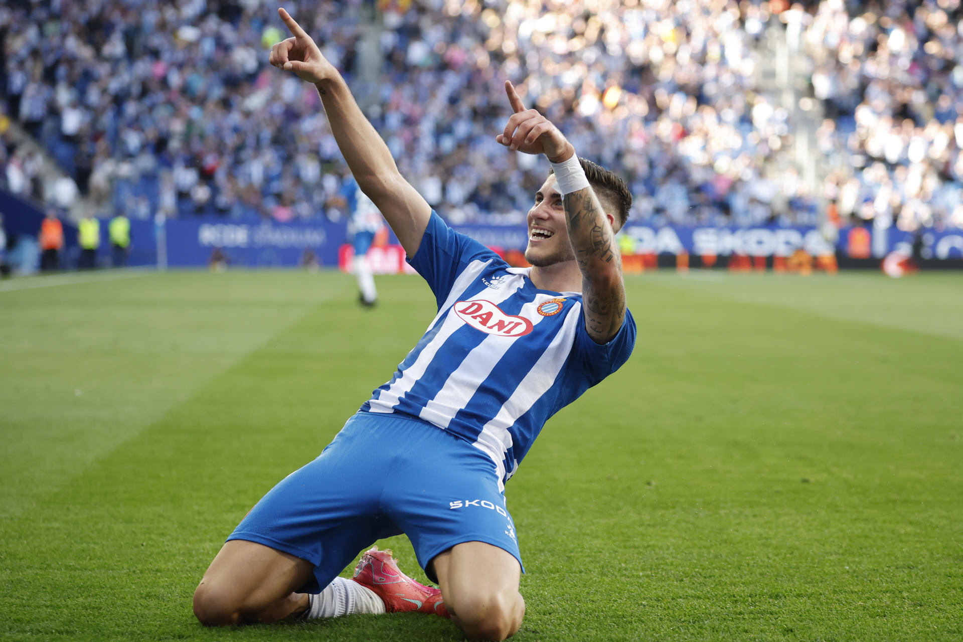 El delantero del Espanyol Roberto Fernández celebra tras anotar un gol este domingo, durante el partido de la jornada 34 de LaLiga EA Sports, entre el RCD Espanyol y el Real Betis Balompié, en el RCDE Stadium de Cornellà de Llobregat (Barcelona). EFE/ Andreu Dalmau