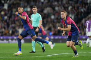 El delantero del Barcelona Raphinha (i) celebra tras marcar ante el Valladolid, durante el partido de LaLiga de fútbol que Real Valladolid y FC Barcelona disputaron en el estadio José Zorrilla. EFE/R. García