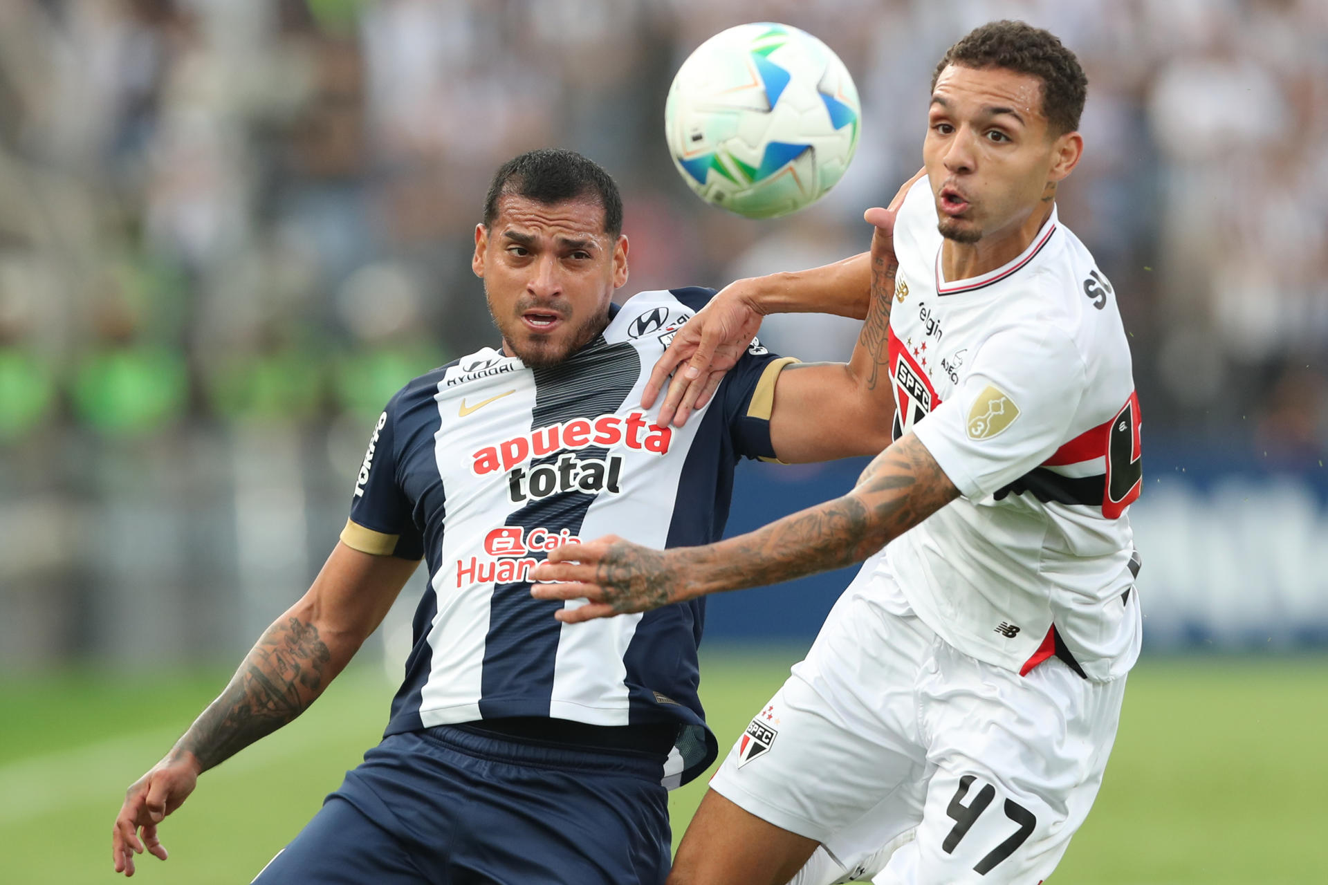 Miguel Trauco (i) de Alianza disputa el balón con Matheus Alves (d) de São Paulo este martes, durante un partido de la fase de grupos de la Copa Libertadores. EFE/ Paolo Aguilar
