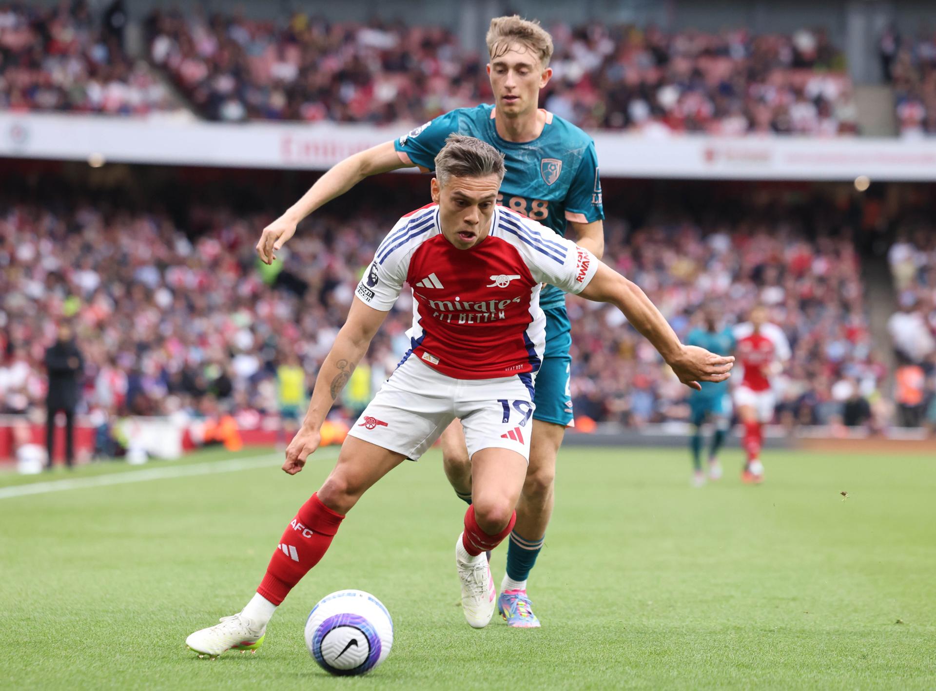 El jugador del Arsenal Leandro Trossard (I) y Dean Huijsen, del Bournemouth (d), en acción durante el partido de la Premier League que han jugado Arsenal y AFC Bournemouth en Londres, Reino Unido, EFE/EPA/NEIL HALL