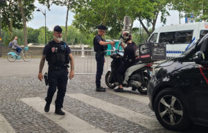 Foto de archivo del 18 de julio de 2024. Policías paran el tráfico y a peatones en las inmediaciones del río Sena en París. EFE/ Edgar Sapiña Manchado