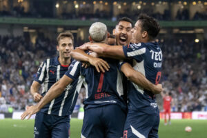 Jugadores de Monterrey celebran un gol este miércoles, durante el partido de ida de cuartos de final del Torneo Clausura 2025 de la Liga MX entre Monterrey y Toluca, en el Estadio BBVA de Monterrey (México). EFE/Miguel Sierra