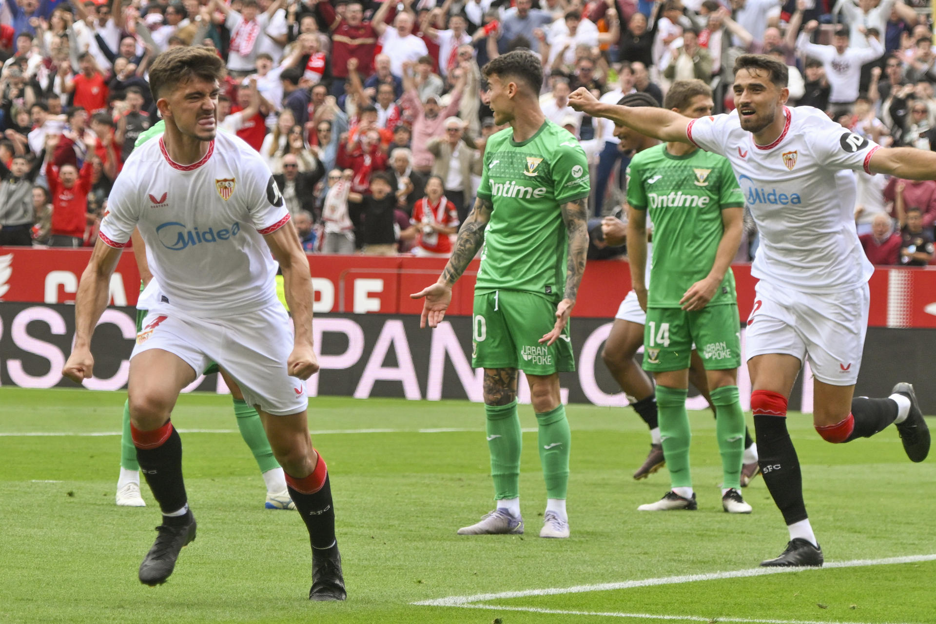 Kike Salas (i) del Sevilla FC celebra el gol marcado al Leganés este domingo, durante el partido de la jornada 34 de LaLiga EA Sports, entre el Sevilla FC y el CD Leganés, en el estadio Ramón Sánchez Pizjúan de la capital andaluza. EFE/ Raúl Caro