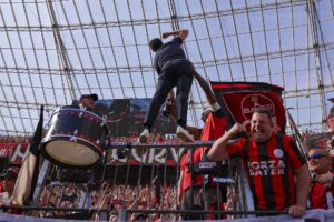 Xabi Alonso se sube a la grada en Leverkusen. EFE/EPA/CHRISTOPHER NEUNDORF.