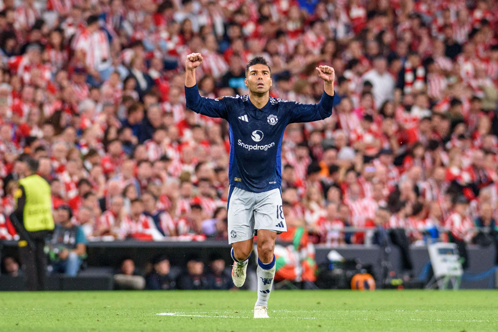 El centrocampista del Manchester Carlos Casemiro celebra tras marcar ante el Athletic, durante el partido de ida de las semifinales de la Liga Europa que Athletic Club y Manchester United disputan este jueves en el estadio de San Mamés, en Bilbao. EFE/Javier Zorrilla