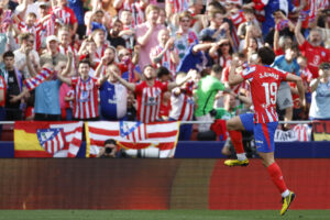 El delantero del Atlético de Madrid  Julián Álvarez (i) celebra tras marcar el primer gol del equipo durante el partido de la jornada 37 de LaLiga entre el Atlético de Madrid y el Real Betis, este domingo en el estadio Metropolitano, en Madrid. EFE/ Mariscal