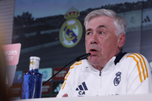 El entrenador del Real Madrid, Carlo Ancelotti durante la rueda de prensa tras el entrenamiento del equipo celebrada en Valdebebas, Madrid, este martes, antes de su enfrentamiento liguero de mañana contra el Mallorca. EFE/ Javier Lizón
