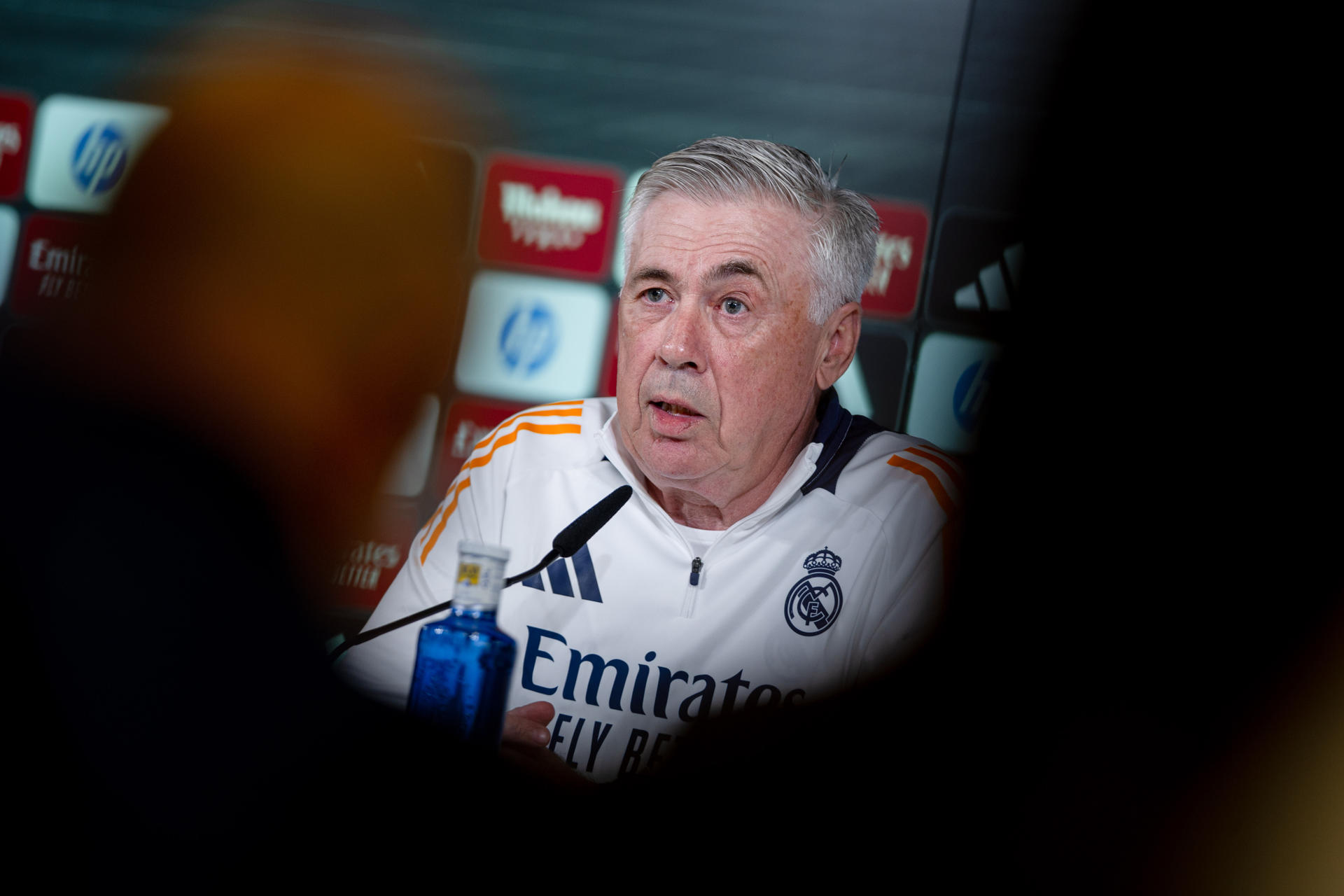 El entrenador del Real Madrid Carlo Ancelotti, durante la rueda de prensa previa al entrenamiento de este sábado, preparatorio del clásico que mañana le enfrenta al FC Barcelona.-EFE/ Daniel González