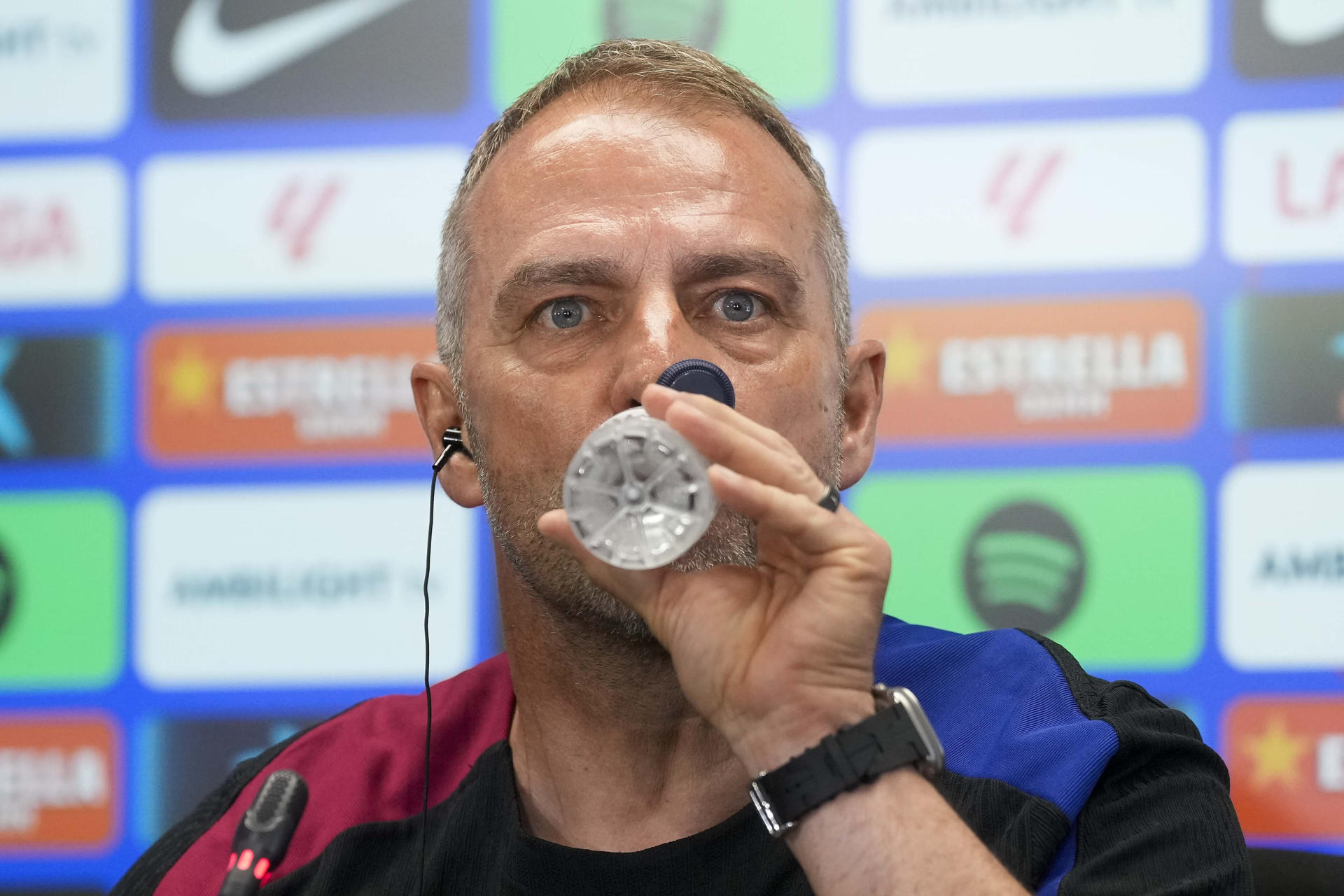El entrenador del FC Barcelona, Hansi Flick, ofrece una rueda de prensa después del entrenamiento a puertas abiertas en la Ciutat Esportiva Joan Gamper en Sant Joan Despí (Barcelona). EFE/ Enric Fontcuberta