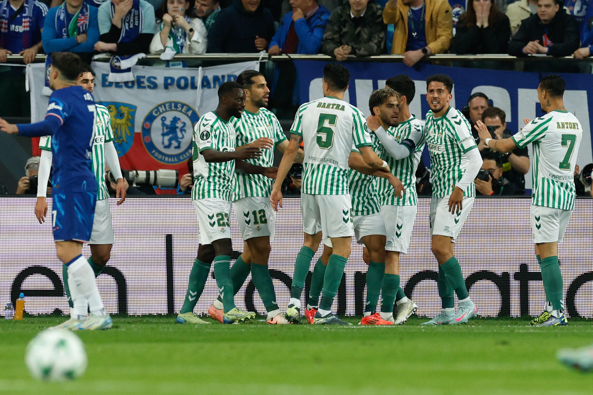 Los jugadores del Betis celebran el primer gol del equipo bético durante el encuentro correspondiente a la final de la Liga de Conferencia que disputan Chelsea y Betis en el Tarczynski Arena de Breslávia. EFE / Julio Muñoz.