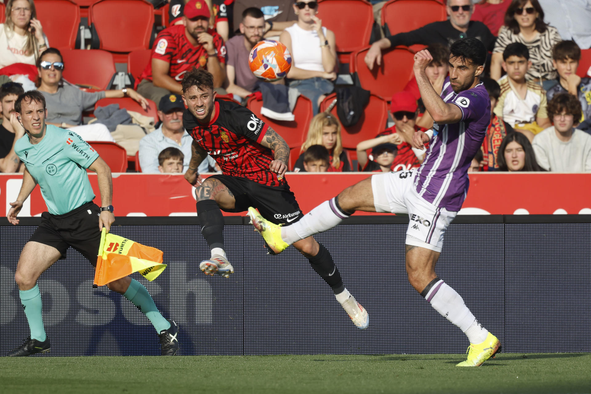 El centrocampista del Valladolid Eray Cömert, durante el partido de la jornada 35 de LaLiga EA Sports, este sábado en el Estadi Mallorca Son Moix en Palma.-EFE/ Cati Cladera