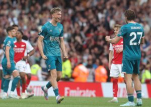 Dean Huijsen, del Bournemouth celebra la victoria tras el partido de la Premier League que han jugado Arsenal y AFC Bournemouth en Londres, Reino Unido, EFE/EPA/NEIL HALL