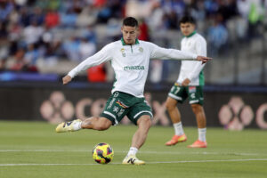 James Rodríguez de León realiza el calentamiento previo al partido por los cuartos de final del torneo Clausura 2025 de la Liga MX entre Cruz Azul y León, en el estadio Olímpico Universitario de Ciudad de México (México). EFE/ Isaac Esquivel